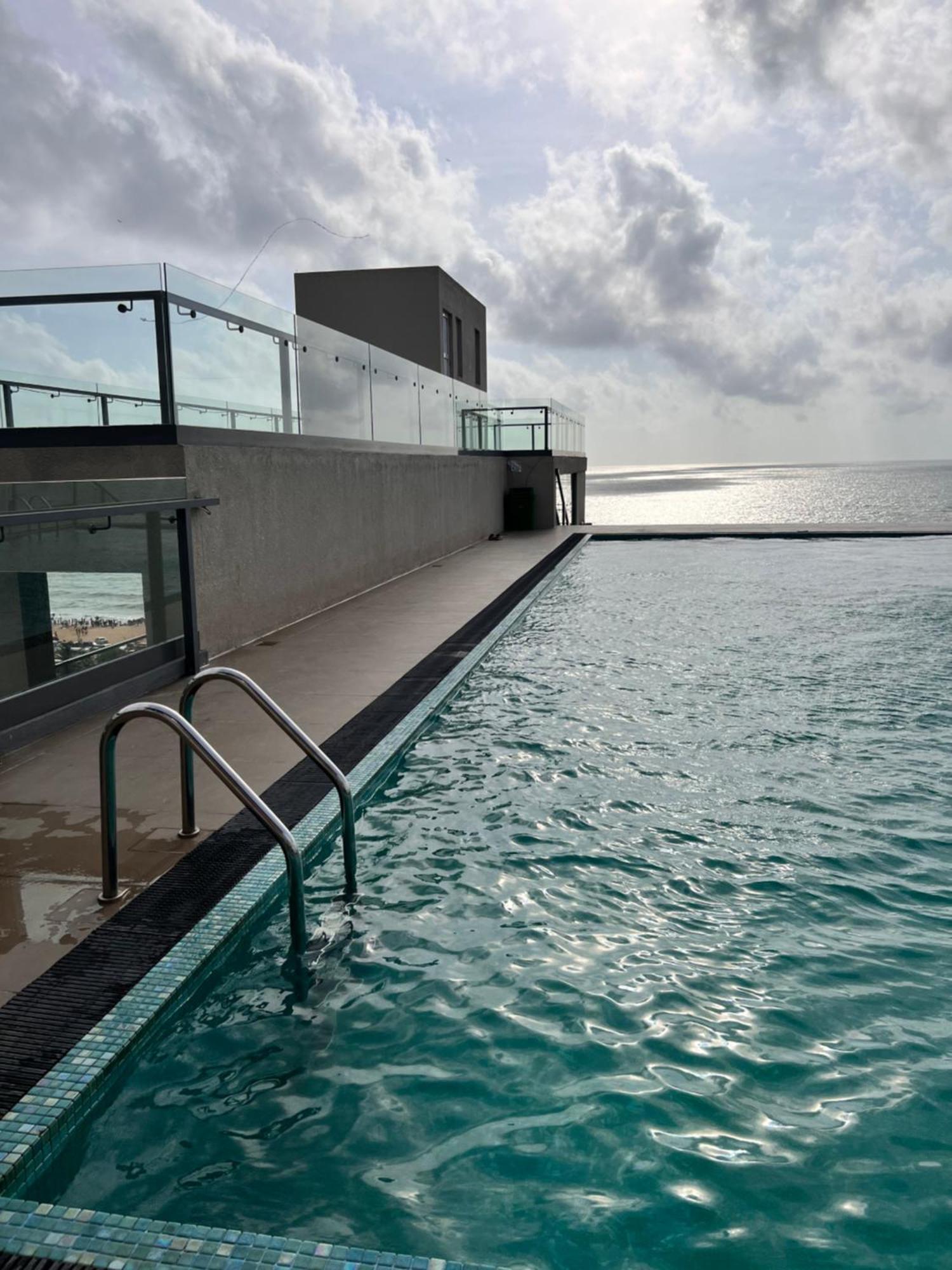 Ocean Breeze Negombo- Tidesend Luxury Beach Apartments Dış mekan fotoğraf