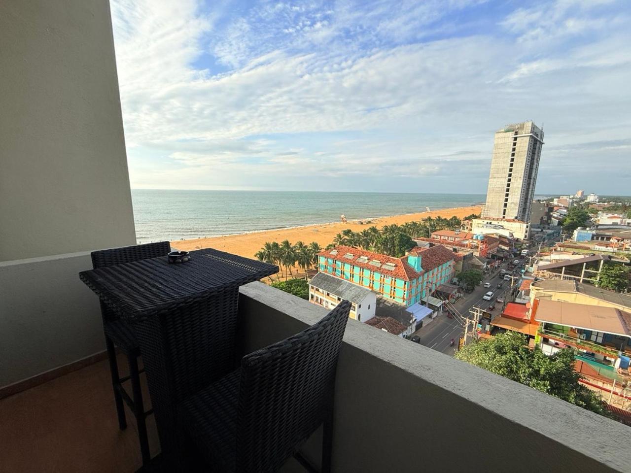 Ocean Breeze Negombo- Tidesend Luxury Beach Apartments Dış mekan fotoğraf