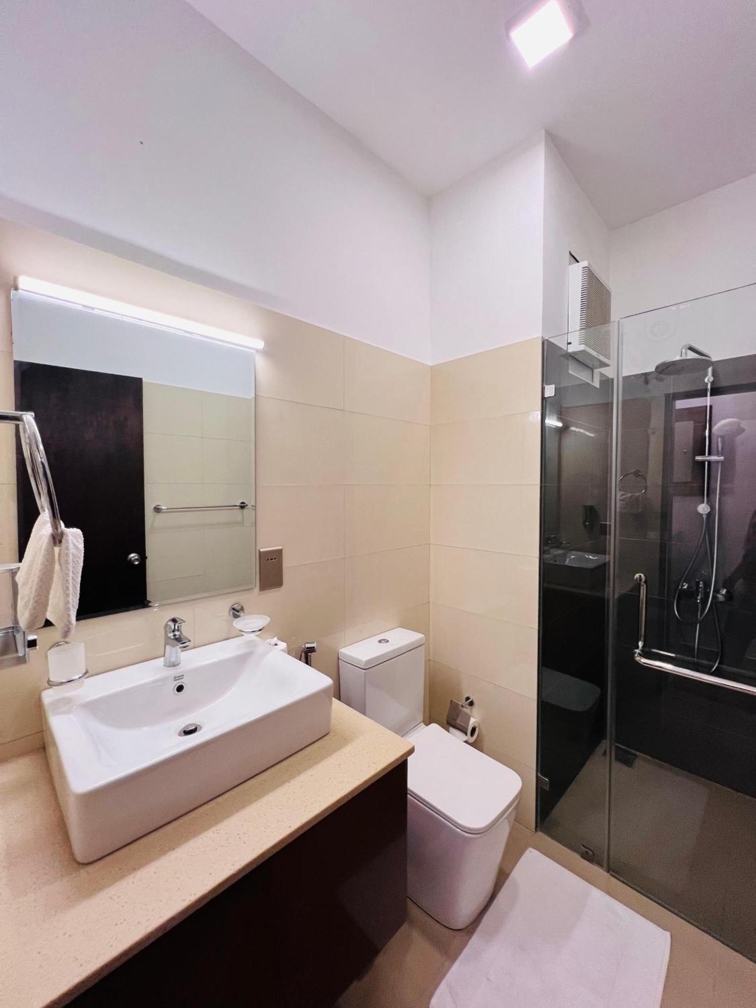 Ocean Breeze Negombo- Tidesend Luxury Beach Apartments Dış mekan fotoğraf